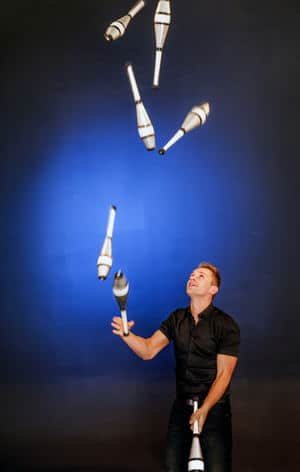 Holding juggler gets advantage from his domain names — Guinness record