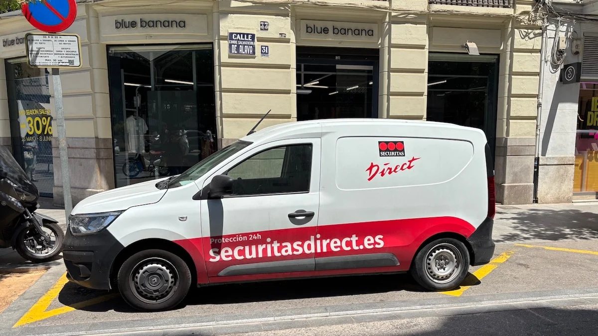 A van parked on the street in Spain. It has the domain SecuritasDirect.es on it.