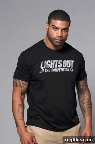 Shawne Merriman Fails to Secure LightsOut.com 2 Former NFL Pro-Bowler Shawne Merriman wears a “Lights Out” shirt.