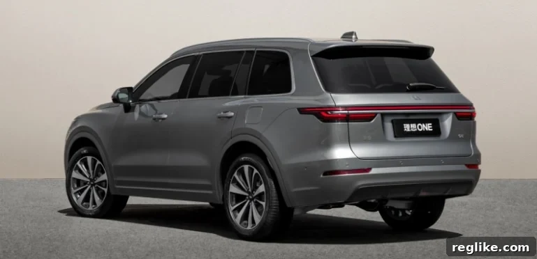 Dreaming of a Lixiang? 2 Photo of silver Li Xiang SUV