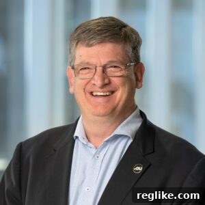 Bruce Tonkin Named CEO of Australia's .au Domain 2 Headshot of Bruce Tonkin